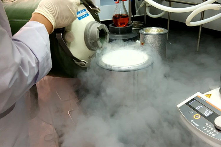 使用東亞液氮罐，提取液氮